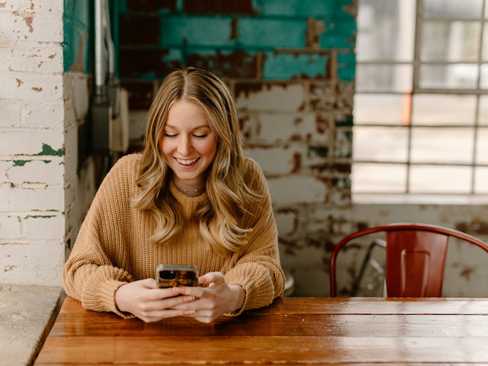A customer messaging a business from her phone